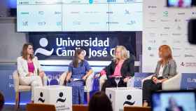 De izquierda a derecha: Tania Menéndez, Mercedes Rivera (redactora de Invertia), Alma Fernández y Aroa Vivanco.