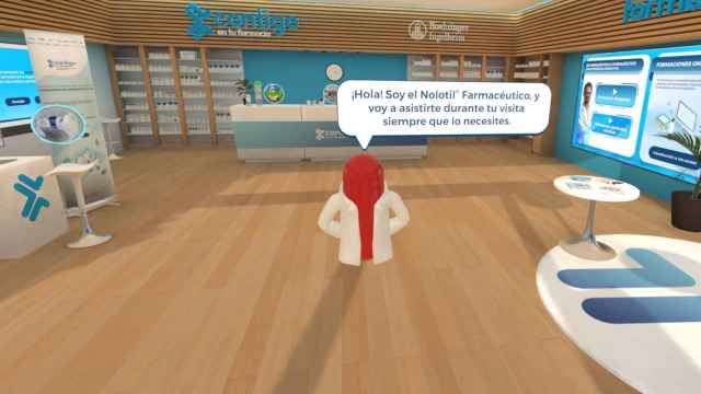 Experiencia interactiva de VR Tour Contigo que pone al usuario tras el mostrador de la farmacia virtual.