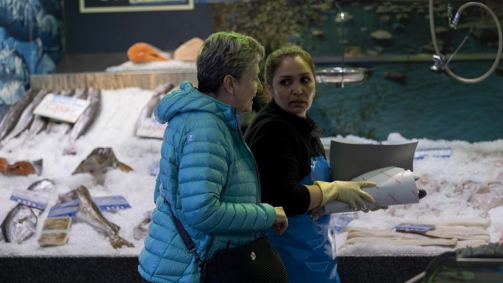 Una pescadera y su clienta en una imagen de archivo.