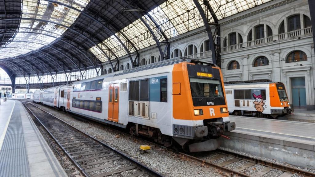 Varios trenes de Rodalies en una estación.