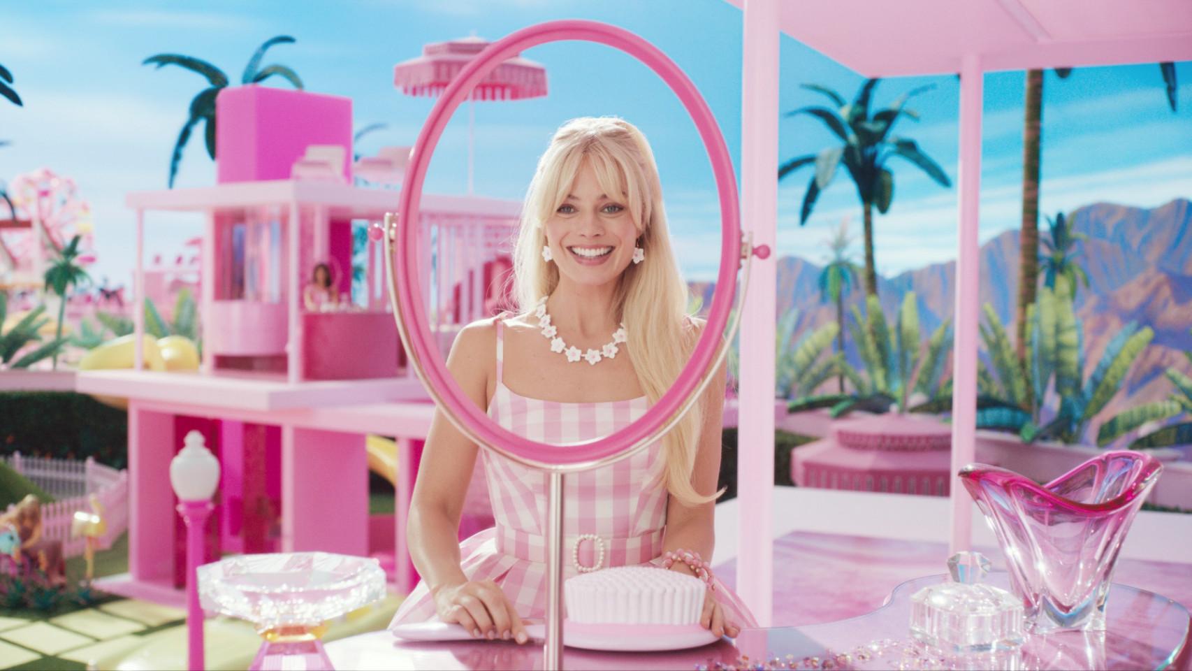 Margot Robbie en Barbie con peinado setentero