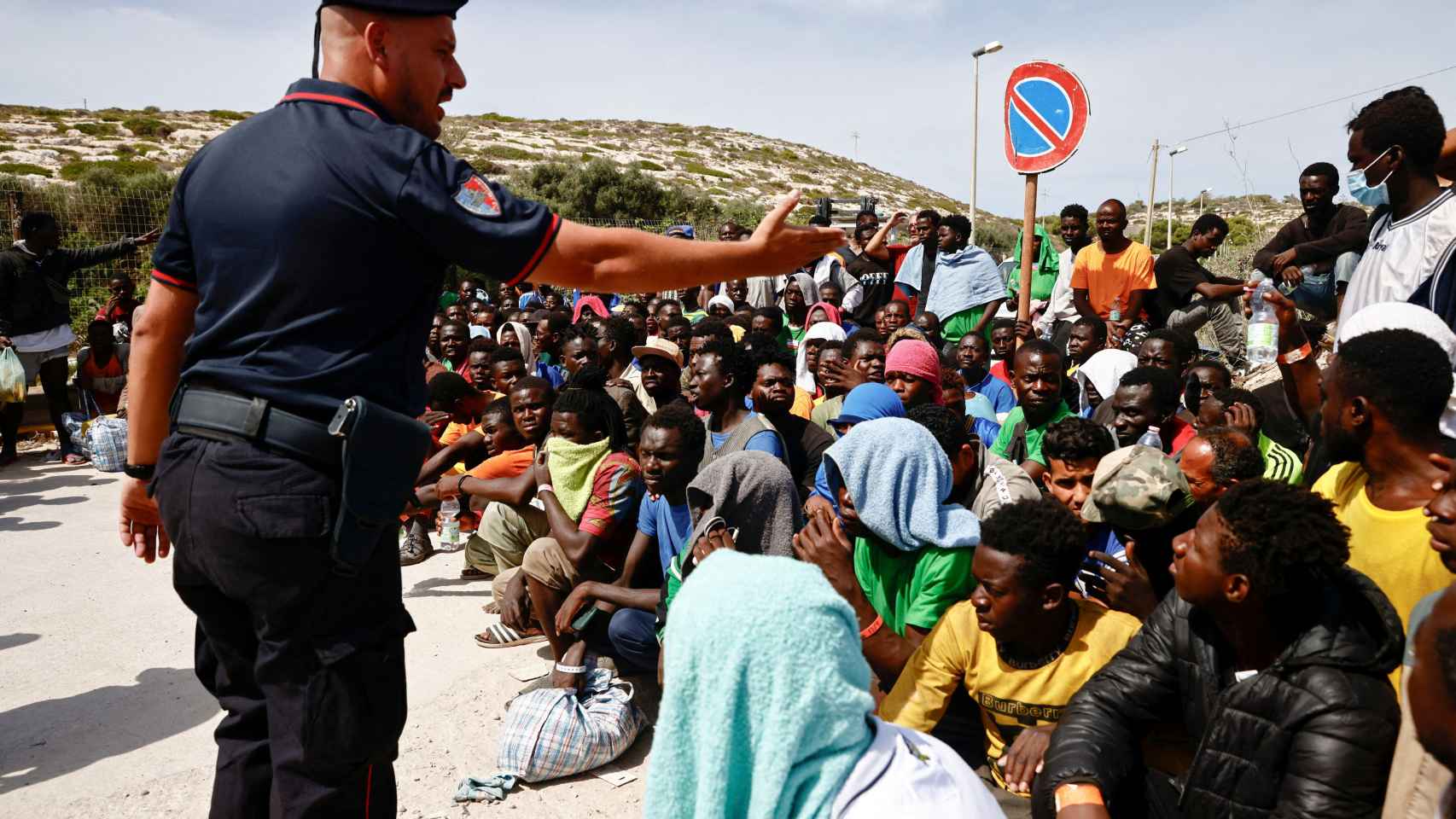 Un grupo de migrantes llegados a la isla italiana de Lampedusa