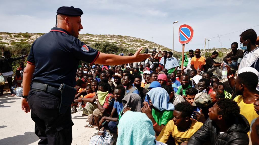 Un grupo de migrantes llegados a la isla italiana de Lampedusa