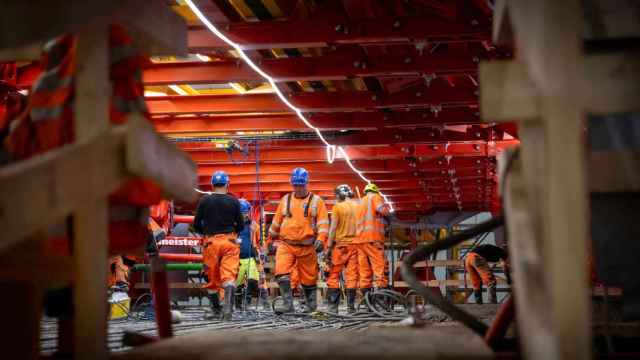 Obreros en la construcción de un túnel.