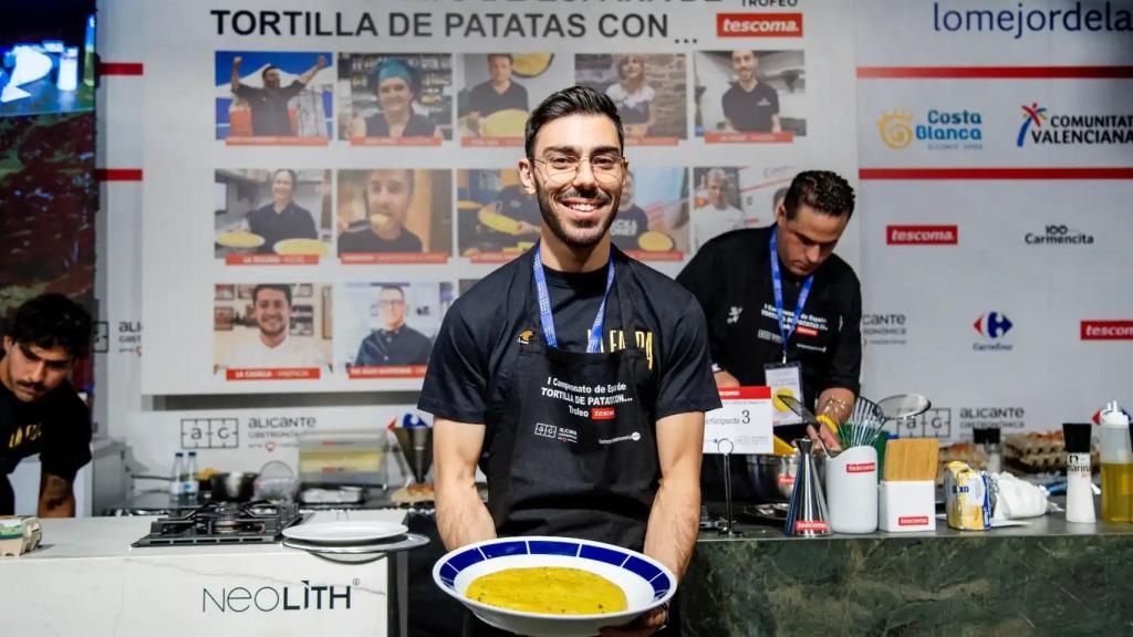 Alejandro Oliveira de La Falda con la tortilla ganadora.