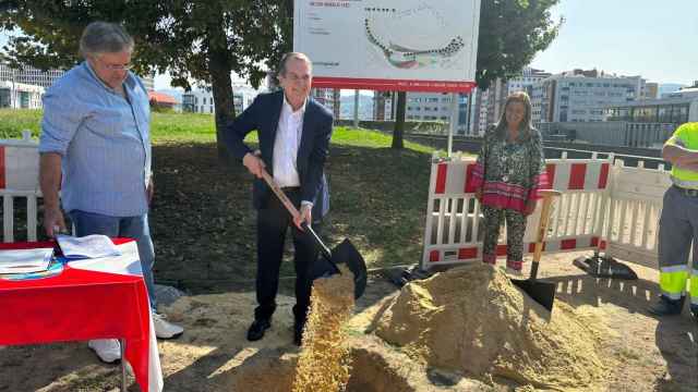 Colocación de la primera piedra del ‘macroparque’ de Navia.