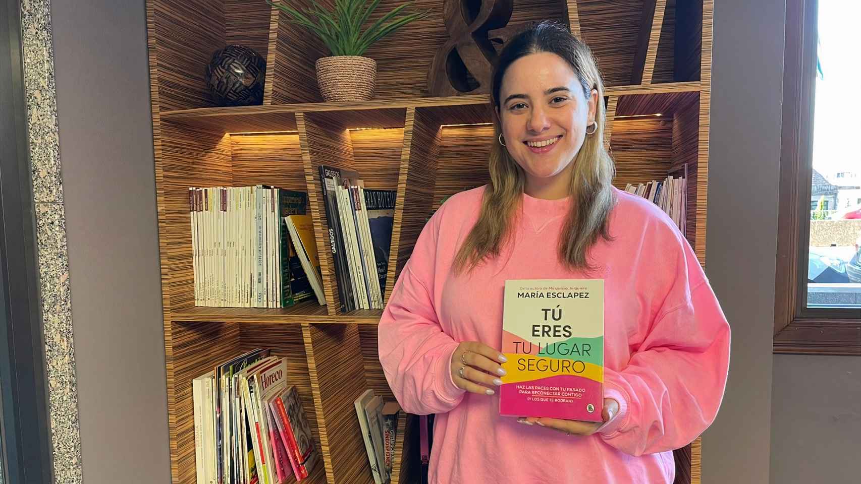 María Esclapez sostiene su último libro durante su entrevista en Vigo.