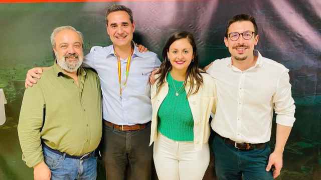 Alberto Vidal (derecha) y el resto de los concejales de Vox en Castellón. EE