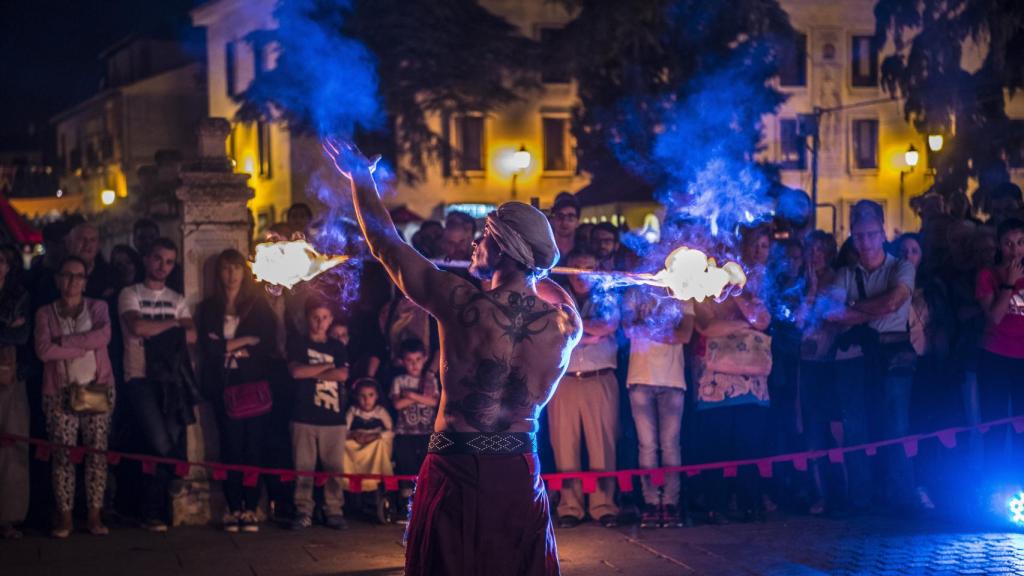 Espectáculo con fuego en el Mercado Cervantino.