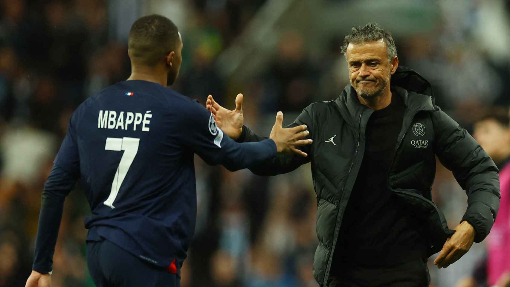 Mbappé y Luis Enrique se dan la mano durante un partido con el PSG