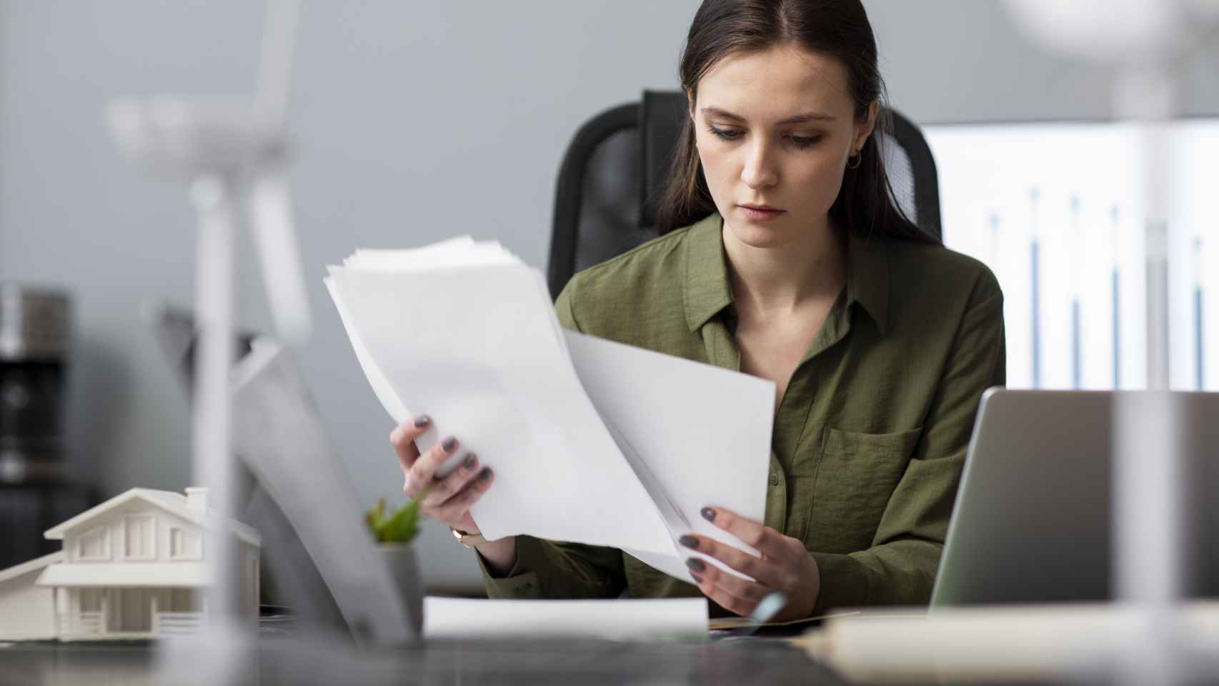 Una mujer recopila documentos para pedir la hipoteca.