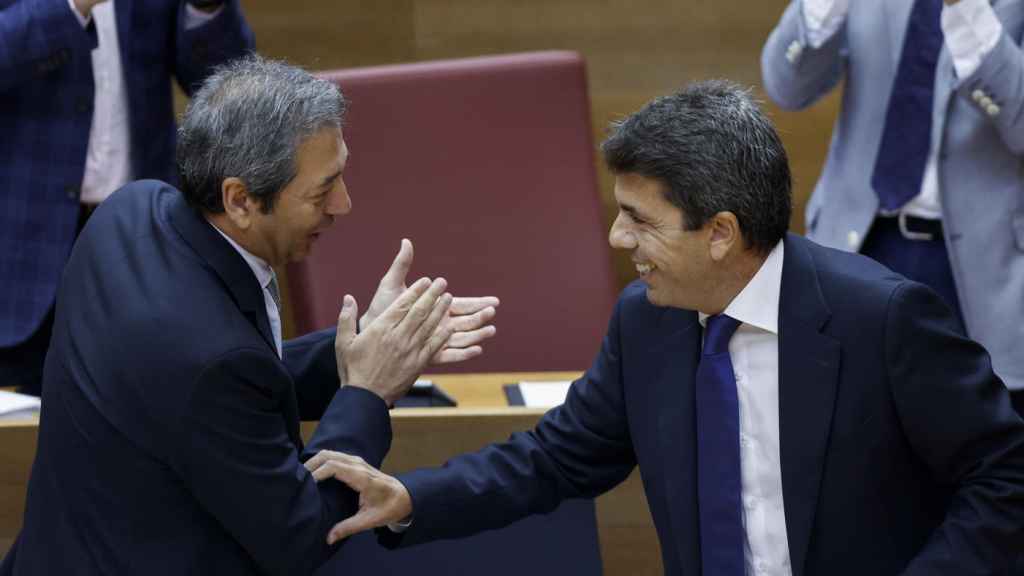 El presidente Carlos Mazón saluda a su vicepresidente Vicente Barrera en la sesión de control.