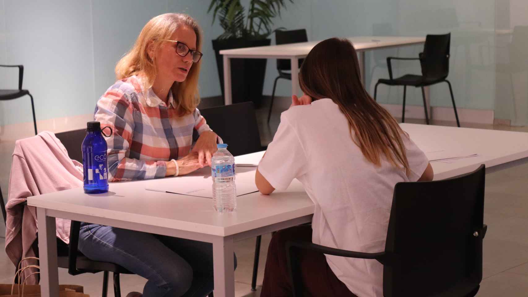 En la mentoría, las voluntarias dan consejos sobre cómo mejorar el currículum y enfrentar la entrevista con éxito.
