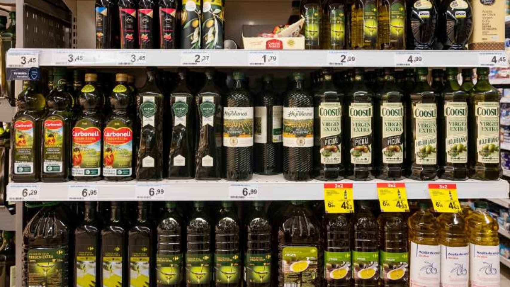 Aceite de oliva en el supermercado.