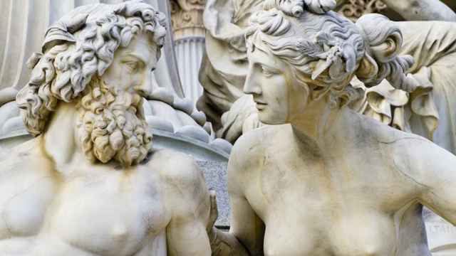 Esculturas de dioses griegos.