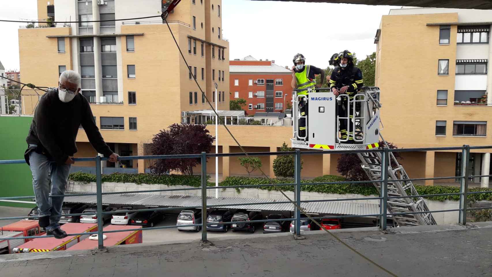 Simulacro de intervención por tentativa de suicidio de Bomberos de Madrid realizado con autoescala.