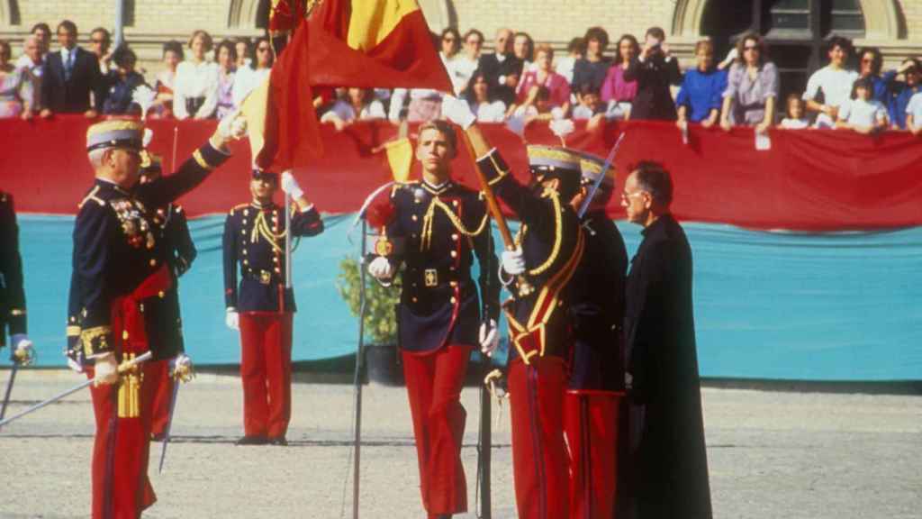 Felipe de Borbón en su jura de bandera, en la Academia Militar de Zaragoza, en octubre de 1985.