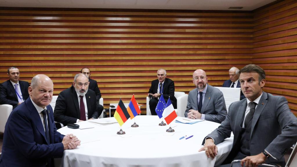 El canciller Olaf Scholz; el primer ministro de Armenia, Nikol Pashinyán; el presidente del Consejo Europeo, Charles Michel; y el presidente francés, Emmanuel Macron, durante su reunión de este jueves en Granada