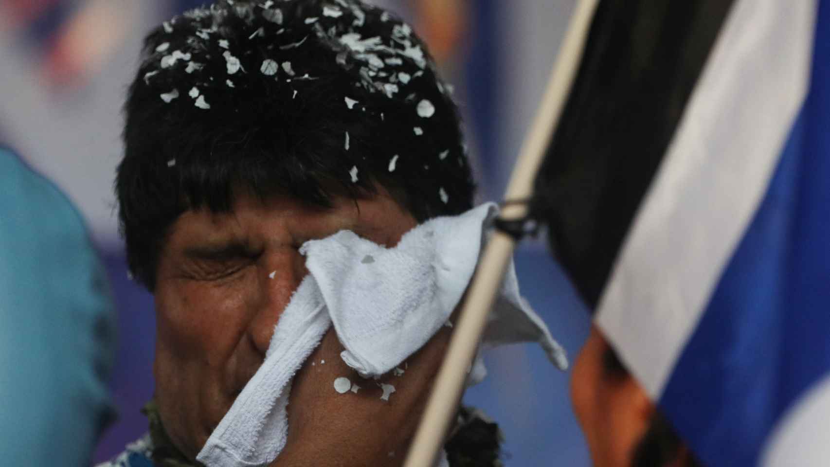 Morales se frota la cara con una toalla, el miércoles en el congreso de Lauca Ñ.