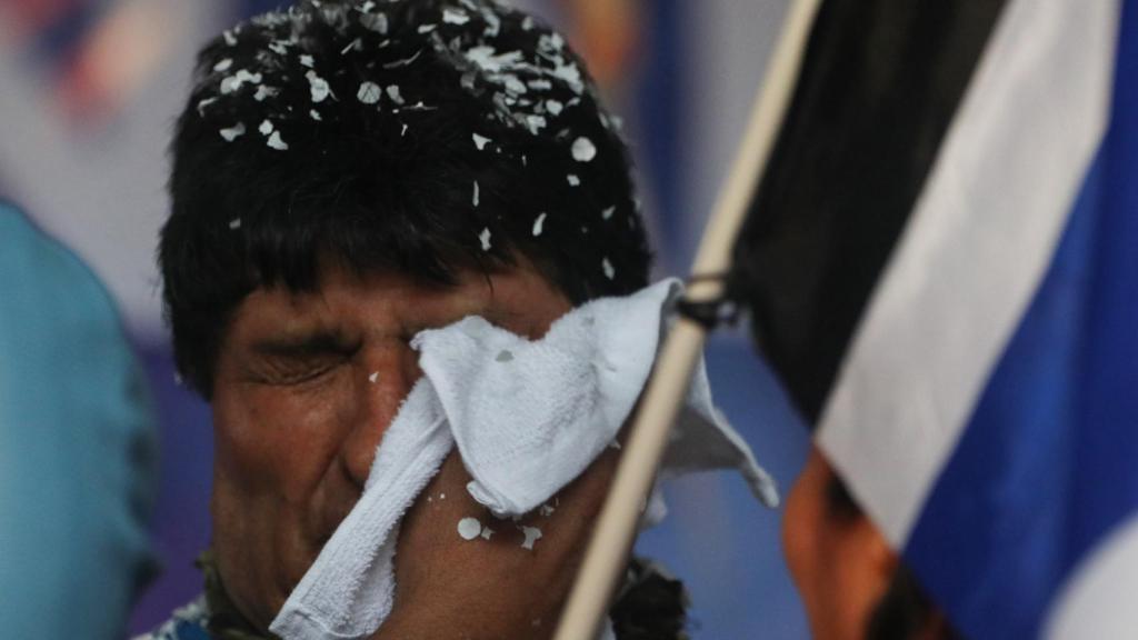 Morales se frota la cara con una toalla, el miércoles en el congreso de Lauca Ñ.