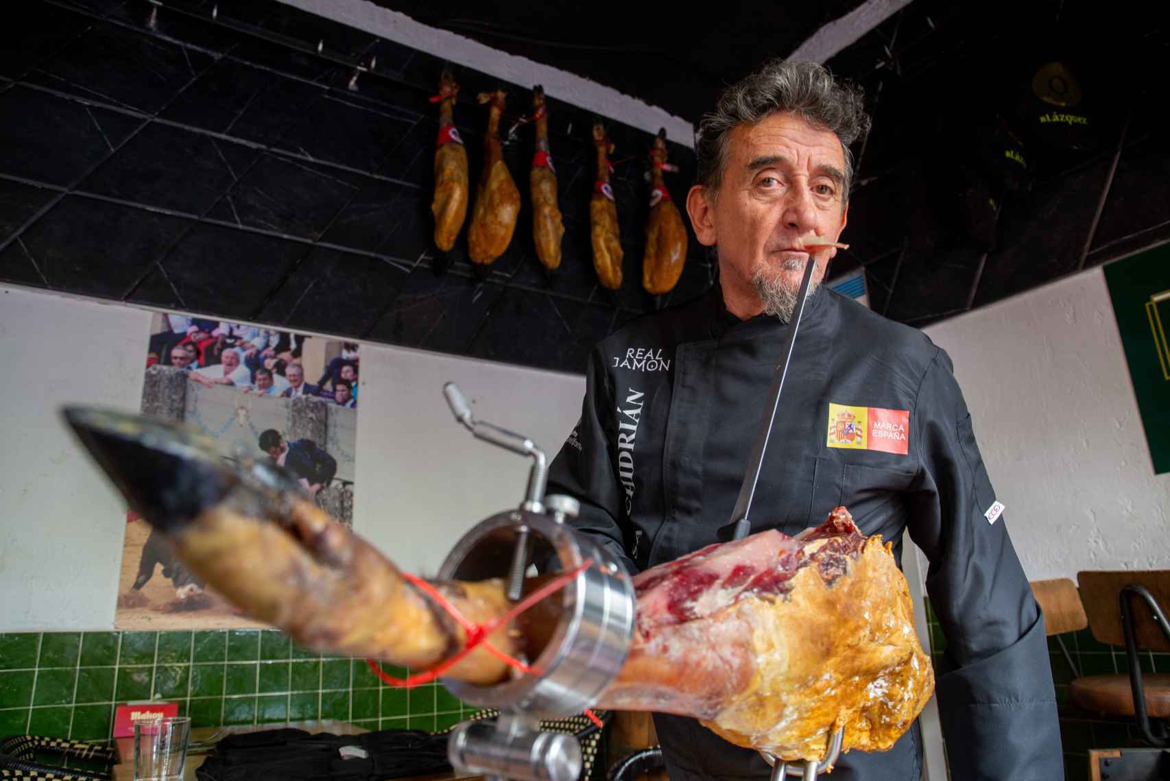 Florencio Sanchidrián corta un jamón en La Azotea de Brindis, en Madrid.