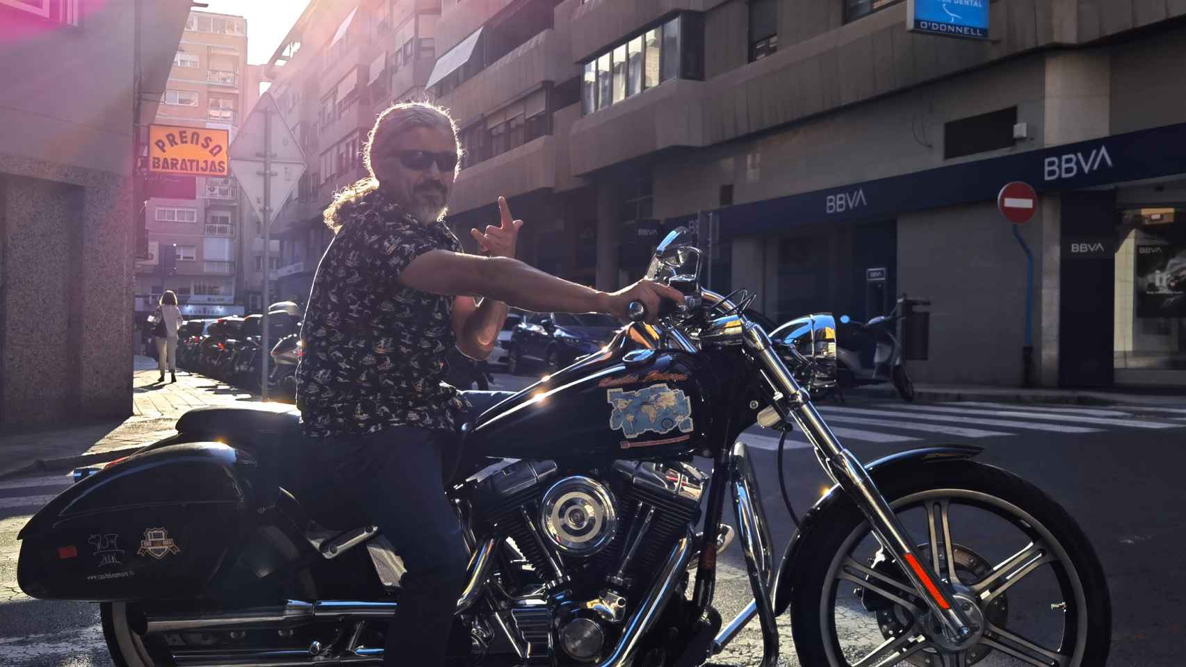 Manuel Lorenzo a su vuelta de recorrer medio mundo con su moto.