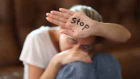 Una mujer con un mensaje de 'stop' a la violencia de género, en una imagen de archivo.