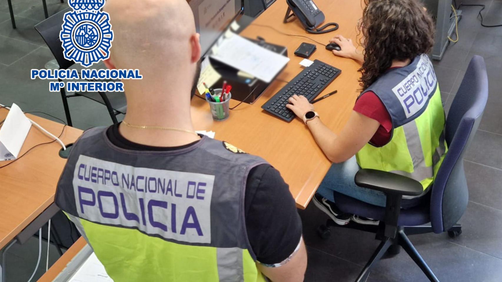 Detenidos dos funcionarios por falsificar documentos para obtener permisos de residencia en Alicante