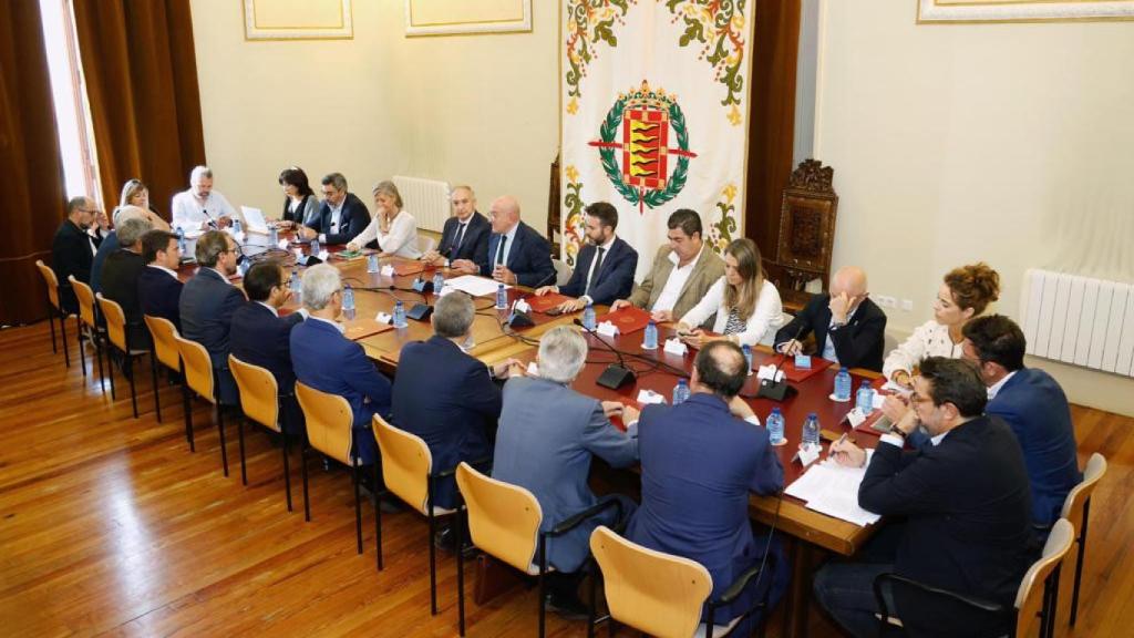 Imagen de la constitución de la Mesa de la Automoción en Valladolid