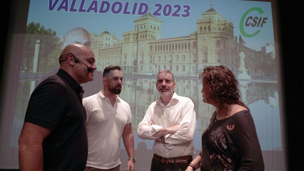 La presidenta provincia de Csif Valladolid, María José San Román; el delegado de Renault de Csif, Francisco Sánchez, y el especialista de motor Juan Francisco Calero, analizan el futuro de la industria del automóvil en Valladolid.