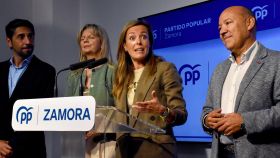 Carmen Navarro, vicesecretaria de Estudios del Partido Popular, junto a los diputados y senadores populares de Zamora