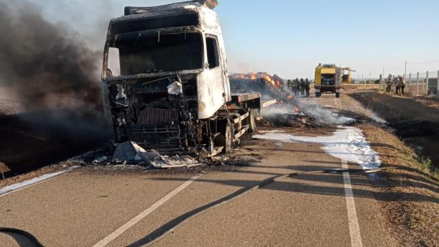 El camión que se ha incendiado en la carretera