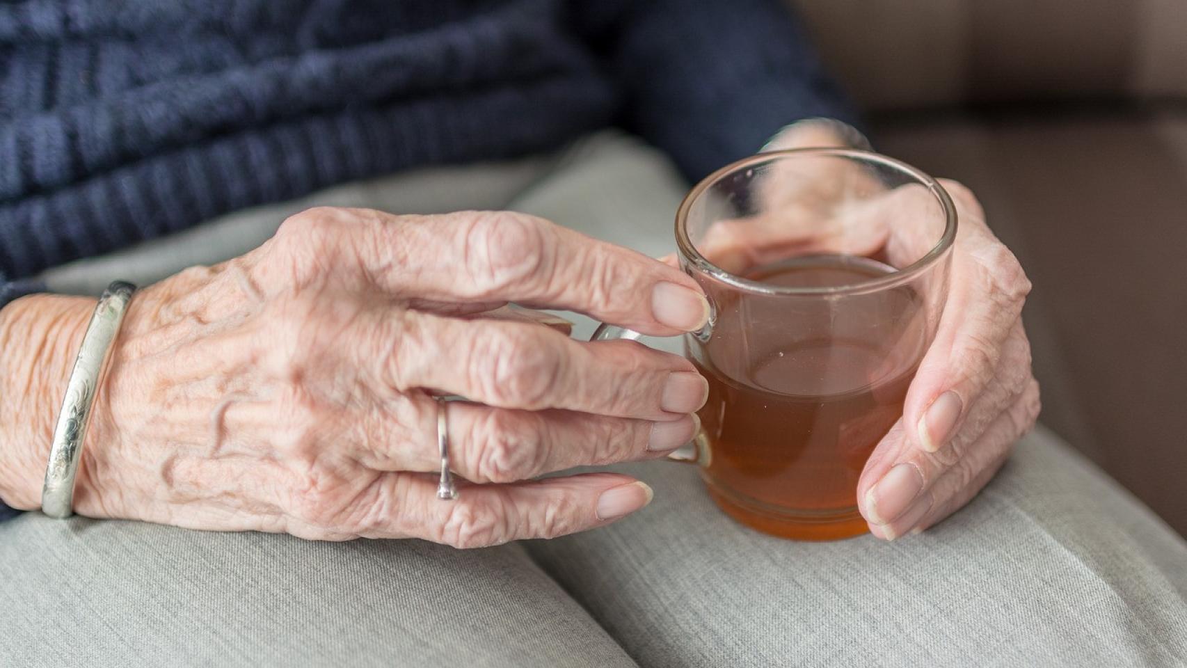 Una anciana con una taza de té