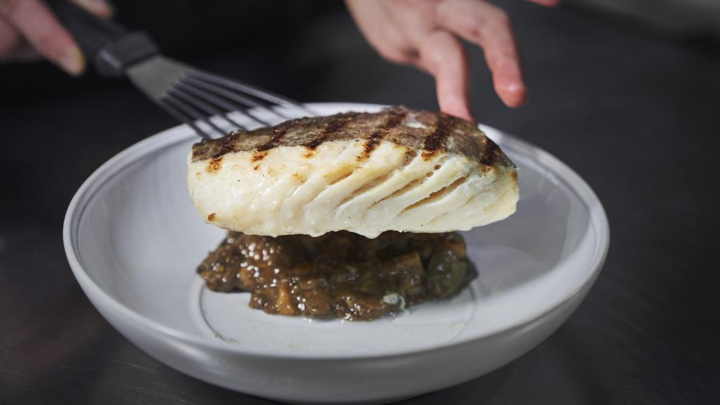 El plato de bacalao a la brasa con hongos.