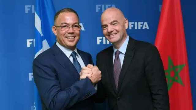 Faouzi Kekjaa, presidente de la Federación de Marruecos,  junto a Gianni Infantino, presidente de la FIFA.