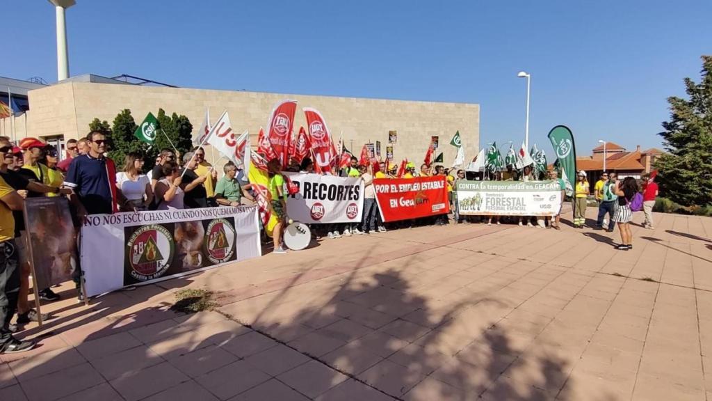 Protesta de los bomberos forestales de Geacam este jueves en Toledo. Foto: Europa Press