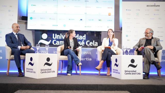 Sergio Muñoz, director de Innovación, Salud Digital y Tecnologías Emergentes de Fenin; Mercedes Rivera, redactora de El Español-Invertia; María de Oyarzábal, directora de Diagnóstico por la Imagen de Siemens Healthineers y Javier Colás, director del Cluster de Innovación Tecnológica en Biomedicina y Biotecnología de la Comunidad de Madrid.