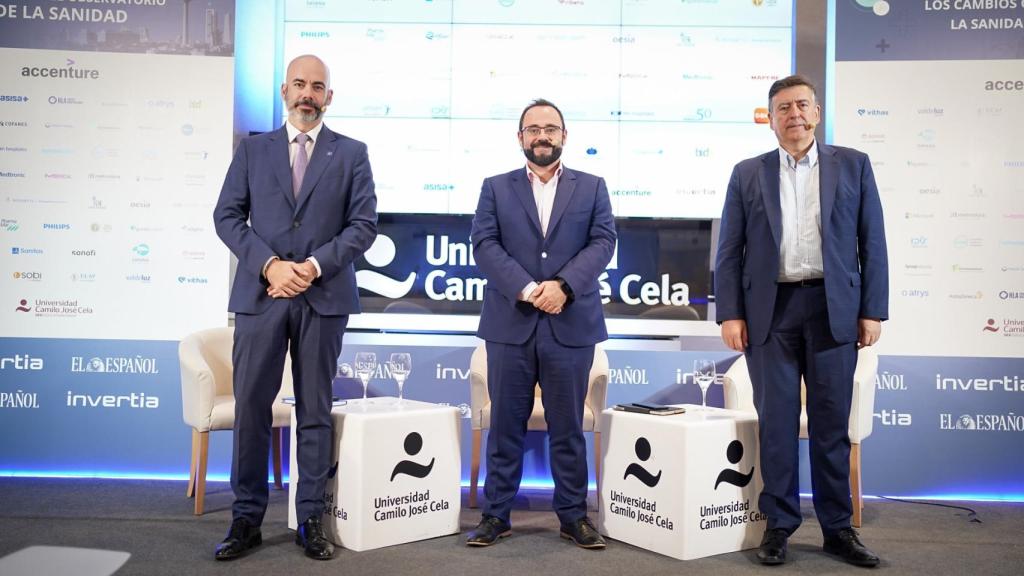 Íñigo Cortázar, director general de RRHH y Transformación de Sescam; Eduardo Ortega, redactor jefe de EL ESPAÑOL-Invertia; y Juan Ramón Artiga Guerrero, director de RRHH del Servicio Aragonés de Salud.