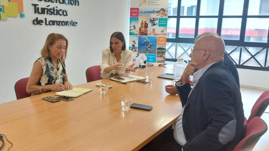 La consejera Migdalia Machín, junto con los representantes de las patronales turísticas de Canarias.