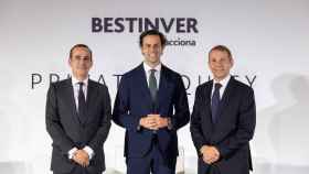 Rafael Amil, director de Negocio de Bestinver; Javier García Díaz, responsable de Ventas para BlackRock en Iberia, y Mark Giacopazzi, director de Inversiones de Bestinver.