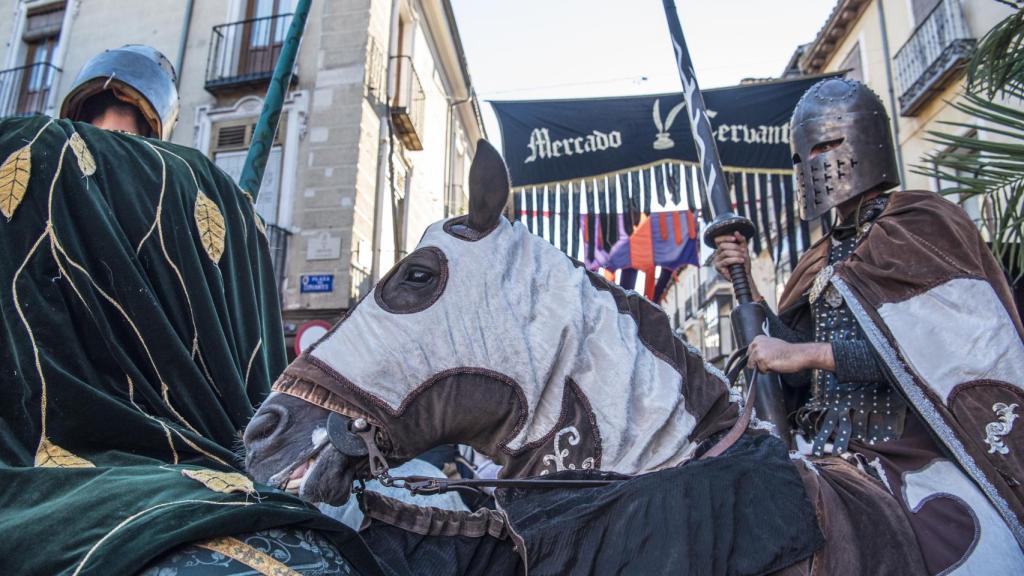 Cientos de personas se caracterizan de época para el Mercado Cervantino.