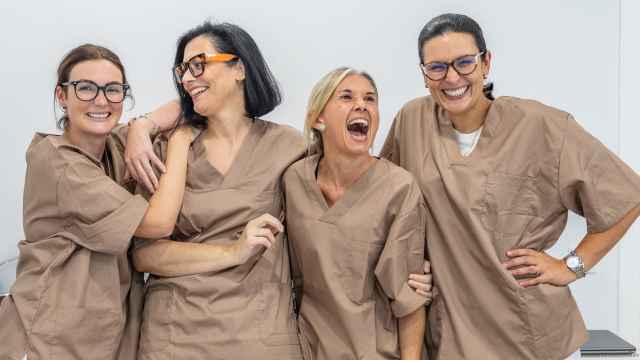 Trabajadoras de la clínica dental Gómez y Bandín en A Coruña.