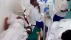 Niños en un hospital de Kenia tras sufrir una enfermedad que les impide caminar