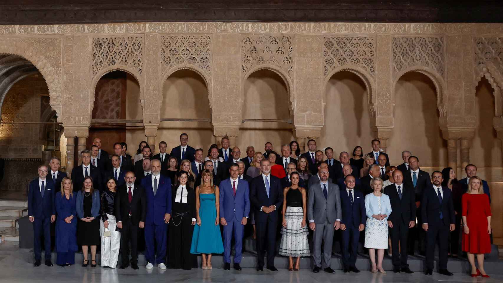 Los Reyes de España y los líderes de los países europeos posan para una foto de familia en el patio de los Leones de la Alhambra.
