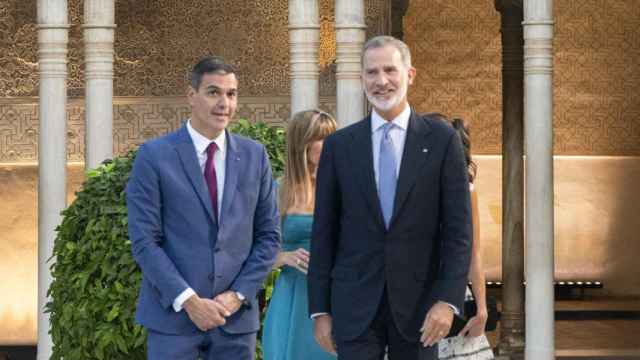 El rey Felipe y el presidente del Gobierno en funciones Pedro Sánchez en su visita al Patio de los Leones de la Alhambr