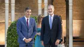 El rey Felipe y el presidente del Gobierno en funciones Pedro Sánchez en su visita al Patio de los Leones de la Alhambr