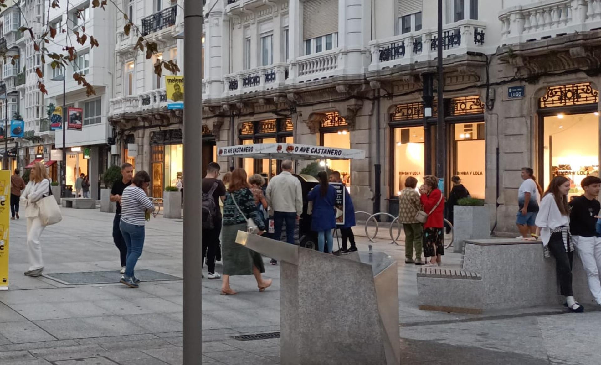 Gente comprando castañas en la plaza de Lugo (Foto: Quincemil)