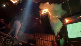 Personal de Teatre sofocando con un extintor las llamas declaradas en un conducto de ventilación, la madrugada del domingo.