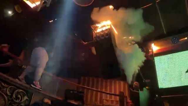 Personal de Teatre sofocando con un extintor las llamas declaradas en un conducto de ventilación de la discoteca de Murcia.