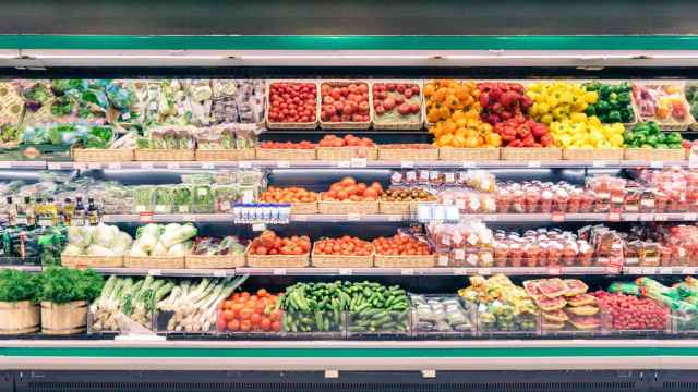 Mostrador de hortalizas en un supermercado